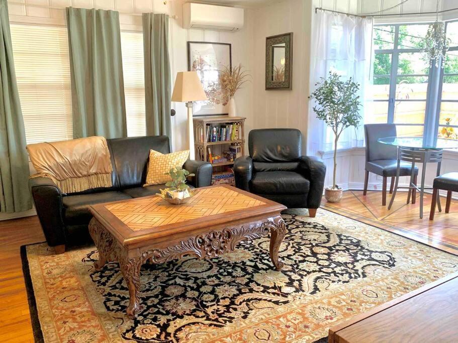 Luxury Oasis- 1 Bedroom Romantic Getaways ラボック エクステリア 写真